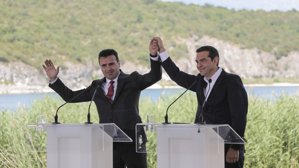 Pszaradesz, 2018. június 17.Alekszisz Ciprasz görög (j) és Zoran Zaev macedón macedón miniszterelnök, miután külügyminisztereik aláírták a Macedónia nevéről a két ország között kialakult vitát lezáró egyezményt a görög-macedón-albán hármas határ térségében, a Preszpa-tó görög oldalán fekvő Pszaradesz faluban 2018. június 17-én. (MTI/AP/Jórgosz Karahalisz)