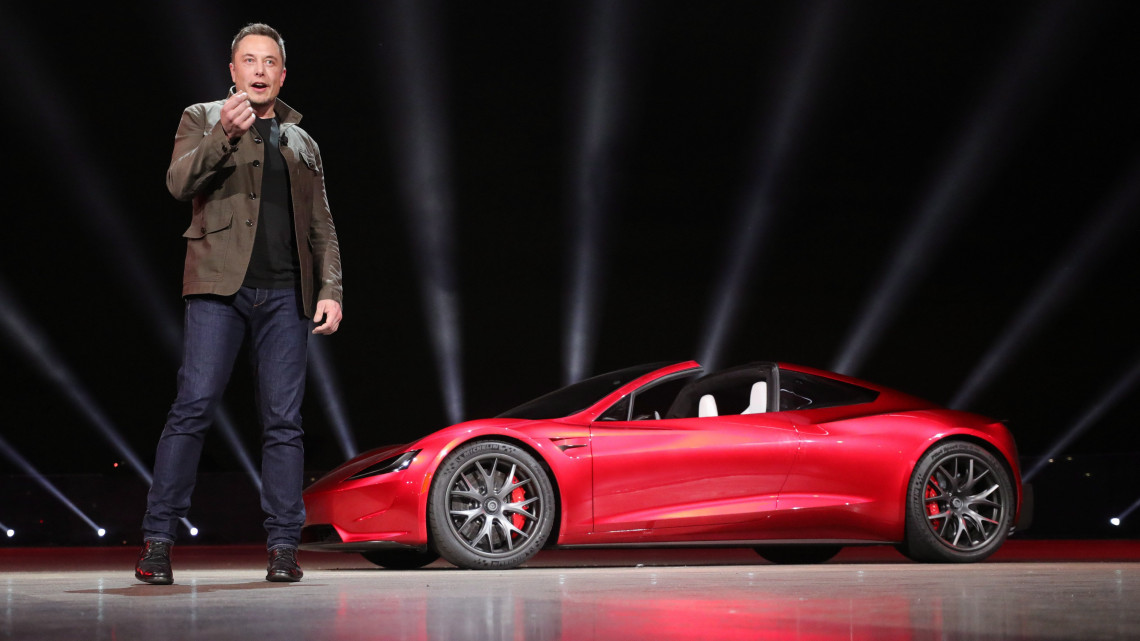 Los Angeles, 2017. november 17.A Tesla Motors által közreadott képen Elon Musk, a Tesla vezérigazgatója bemutatja az amerikai cég elektromos meghajtású kétüléses sportkabrioletjét, a Roadstert a Los Angeles-i tervezőközpontban 2017. november 16-án. (MTI//EPA/Tesla)