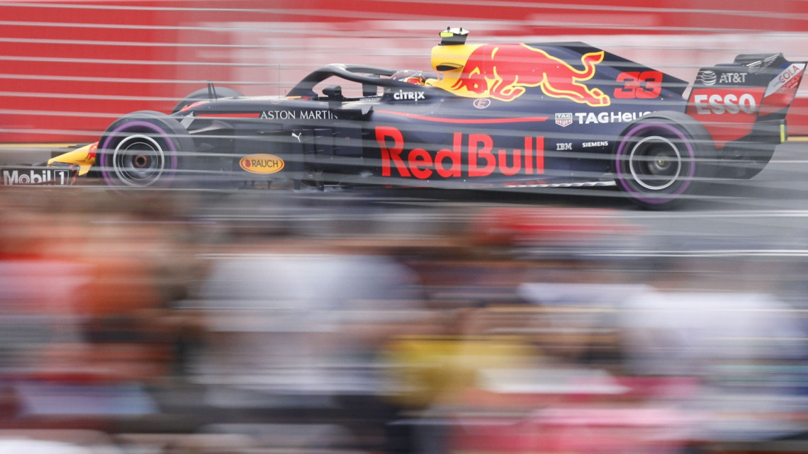 Melbourne, 2018. március 24.Max Verstappen, a Red Bull holland versenyzője a Forma-1-es autós gyorsasági világbajnokság szezonnyitó Ausztrál Nagydíjának időmérő edzésén a melbourne-i Albert Park-i versenypályán 2018. március 24-én. (MTI/EPA/Dave Acree)