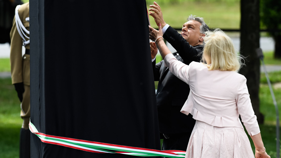 Orbán Viktor miniszterelnök és Menczer Erzsébet, a Szovjetunióban Volt Magyar Politikai Rabok és Kényszermunkások Szervezetének (Szorakész) elnöke felavatja a Gulág-emlékművet Budapesten, a III. kerületi Árpád fejedelem útján 2018. június 19-én.