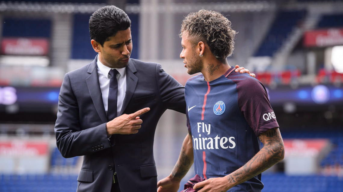 Párizs, 2017. augusztus 4.Naszer al-Khelaifiki katari üzletember, a Paris Saint-Germain francia labdarúgóklub elnök-vezérigazgatója (b) és a csapathoz újonnan átigazolt Neymar brazil labdarúgó fotózáson vesz részt a párizsi Parc des Princes stadionban 2017. augusztus 4-én. Neymar lett a futballtörténelem legdrágább játékosa, miután a Paris Saint-Germain 222 millió euróért (67,4 milliárd forintért)  megvásárolta a spanyol Barcelonától. (MTI/EPA/Christophe Petit Tesson)