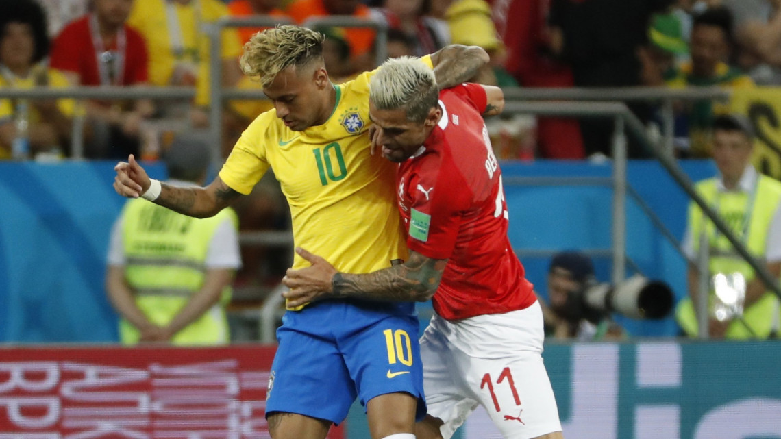Rosztov-na-Donu, 2018. június 17.A brazil Neymar (b) és a svájci Valon Behrami az oroszországi labdarúgó-világbajnokság E csoportjának első fordulójában játszott Brazília  Svájc mérkőzésen a rosztov-na-donui Rosztov Arénában 2018. június 17-én. (MTI/EPA/Shawn Thew)