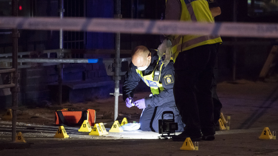 Malmö, 2018. június 19.Svéd rendőrök helyszínelnek Malmö belvárosában, ahol lövöldözés történt egy rendőrőrs közelében 2018. június 18-án. Legkevesebb hatan megsebesültek, a rendőrség honlapjára feltett közlemény szerint egy 18 éves és egy 29 éves férfi életét vesztette. (MTI/AP/TT/Johan Nilsson)