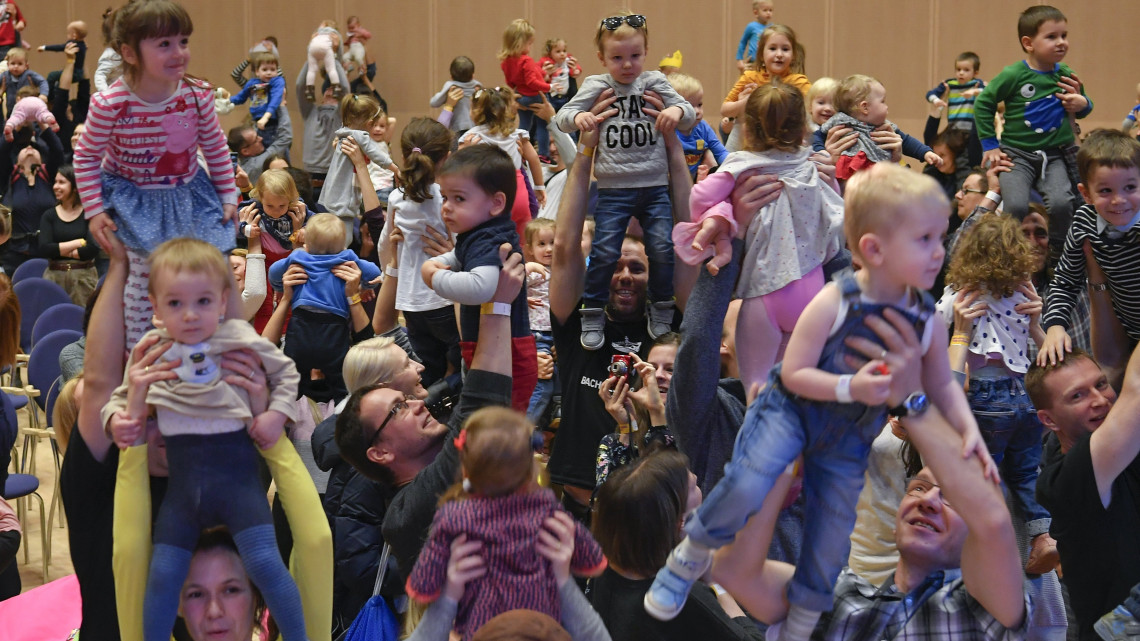 A Három Királyfi, Három Királylány Mozgalom Emeljünk magasba minél több gyereket! címmel megrendezett országos világrekord-kísérletének résztvevői a debreceni Kölcsey Központban 2018. március 11-én.