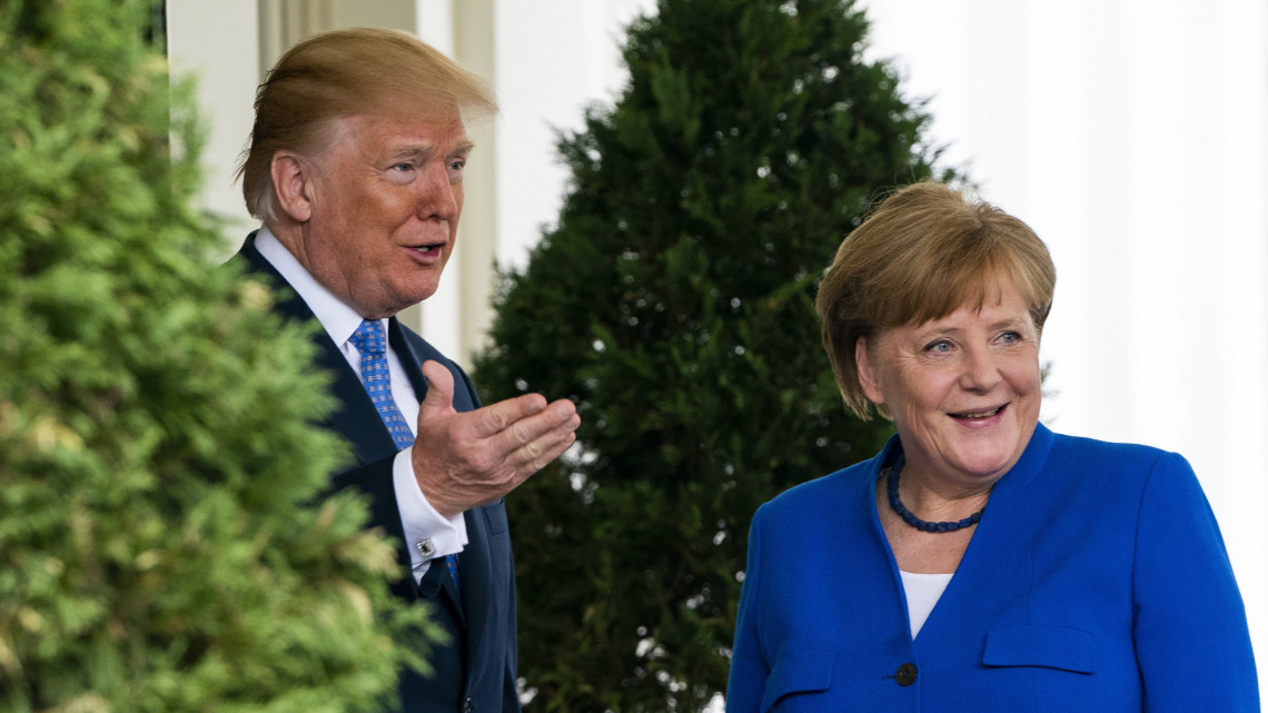 Washington, 2018. április 27.Donald Trump amerikai elnök (b) üdvözli Angela Merkel német kancellárt a washingtoni Fehér Ház nyugati szárnyának bejáratánál 2018. április 27-én. Merkel és Trump többek között az acélra és az alumíniumra kivetett amerikai védővámokról, az iráni atomprogramról kötött nemzetközi egyezmény jövőjéről tárgyal majd. (MTI/EPA/Jim Lo Scalzo)