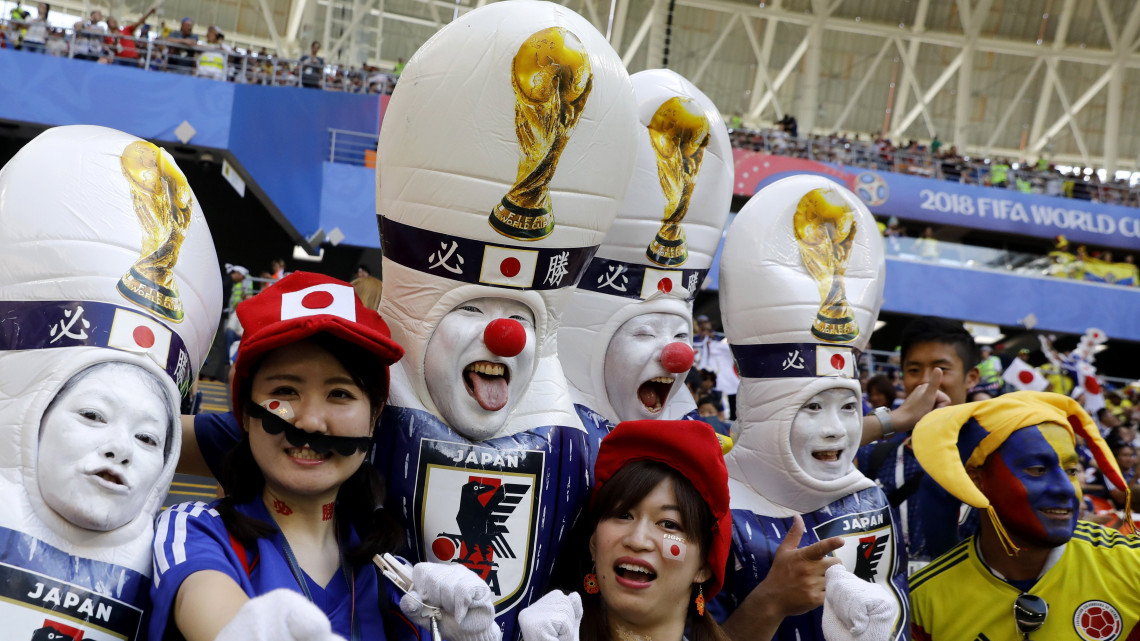 Szaranszk, 2018. június 19.Japán szurkolók, mielőtt megkezdődik a Kolumbia - Japán mérkőzés az oroszországi labdarúgó-világbajnokság H csoportjának első fordulójában a szaranszki Mordovia Arénában 2018. június 19-én. (MTI/EPA/Erik S. Lesser)