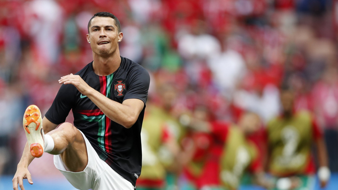 Moszkva, 2018. június 20.A portugál Cristiano Ronaldo melegít, mielőtt megkezdődik a Portugália - Marokkó mérkőzés az oroszországi labdarúgó-világbajnokság B csoportjának második fordulójában a moszkvai Luzsnyiki Stadionban 2018. június 20-án. (MTI/AP/Francisco Seco)