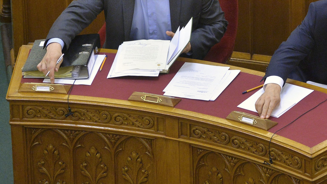 A reklámadóról szavaznak a képviselők, elöl Orbán Viktor miniszterelnök (k), Semjén Zsolt tárca nélküli miniszter (b) és Lázár János Miniszterelnökséget vezető miniszter (j), mögöttük Fónagy János és Szijjártó Péter, parlamenti államtitkárjelöltek és Rogán Antal, a Fidesz frakcióvezetője (b-j) az Országgyűlés plenáris ülésén 2014. június 11-én.