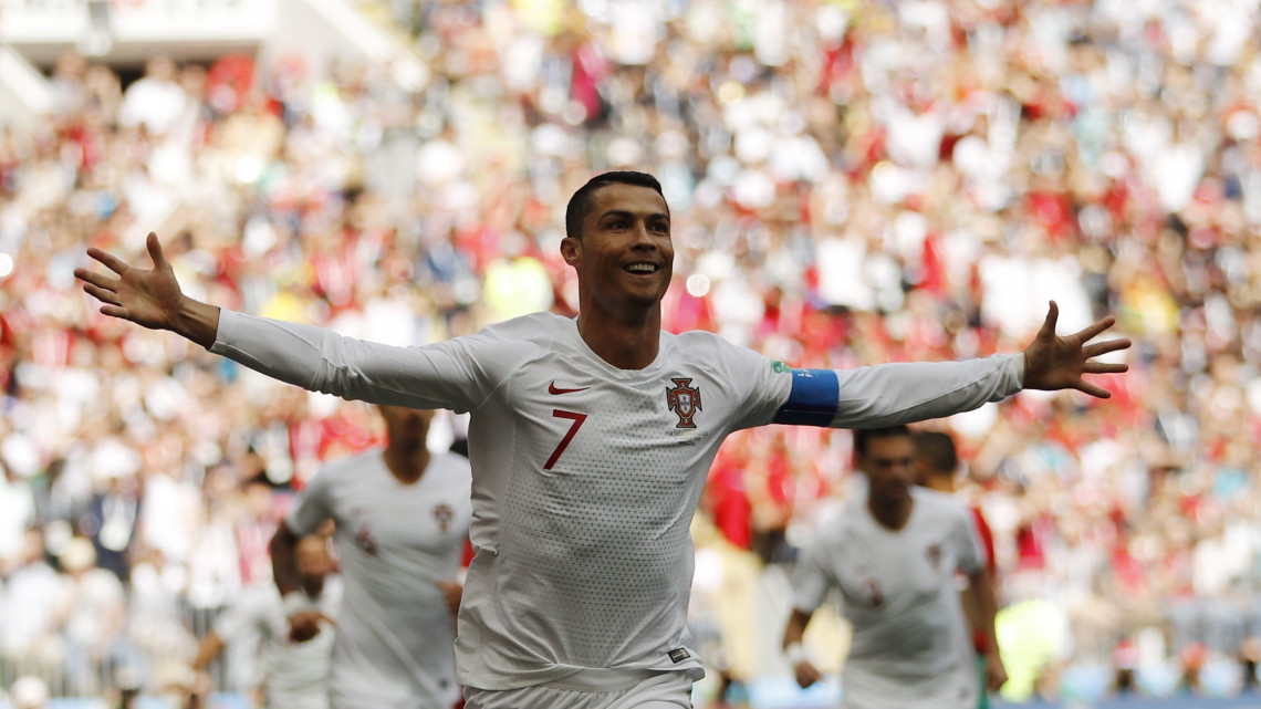 Moszkva, 2018. június 20.A portugál Cristiano Ronaldo ünnepel, miután gólt szerzett az oroszországi labdarúgó-világbajnokság B csoportjának második fordulójában játszott Portugália - Marokkó mérkőzésen a moszkvai Luzsnyiki Stadionban 2018. június 20-án. (MTI/AP/Francisco Seco)