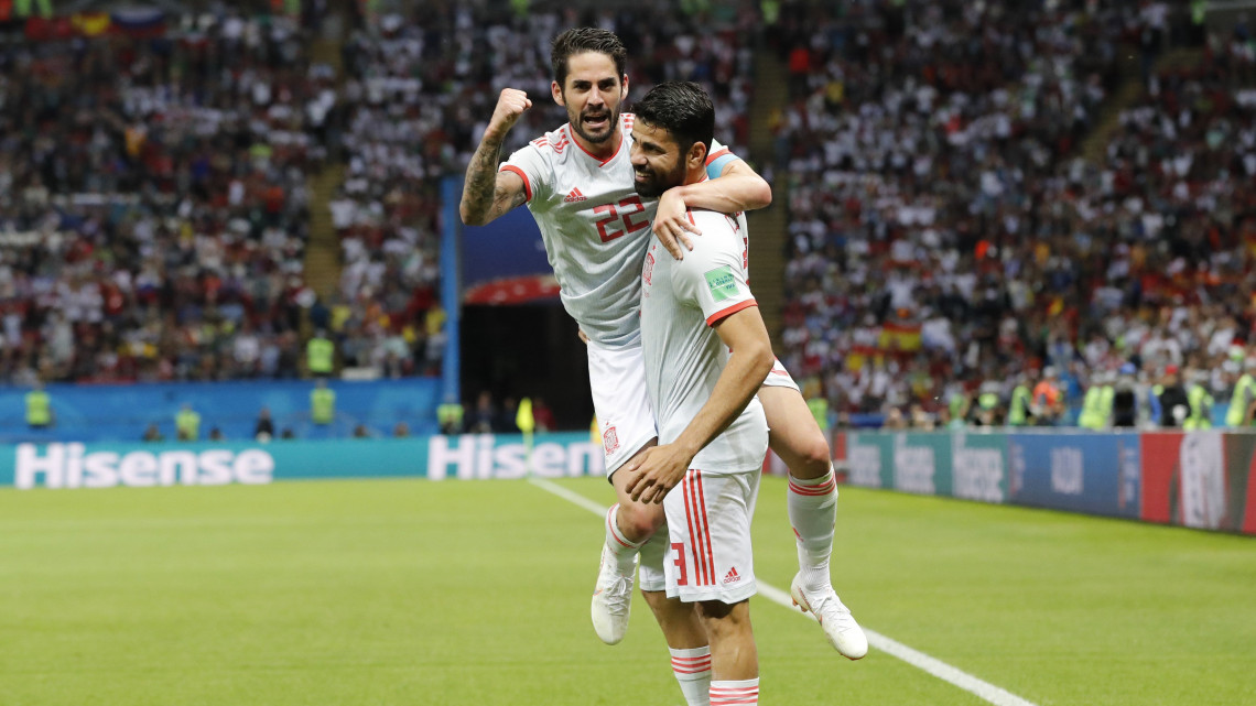 Kazany, 2018. június 20.A spanyol Diego Costa (j) a gólját ünnepli csapattársával, Iscóval az Irán  Spanyolország mérkőzésen, az oroszországi labdarúgó-világbajnokság B csoportjának második fordulójában a Kazany Arénában 2018. június 20-án. (MTI/AP/Frank Augstein)