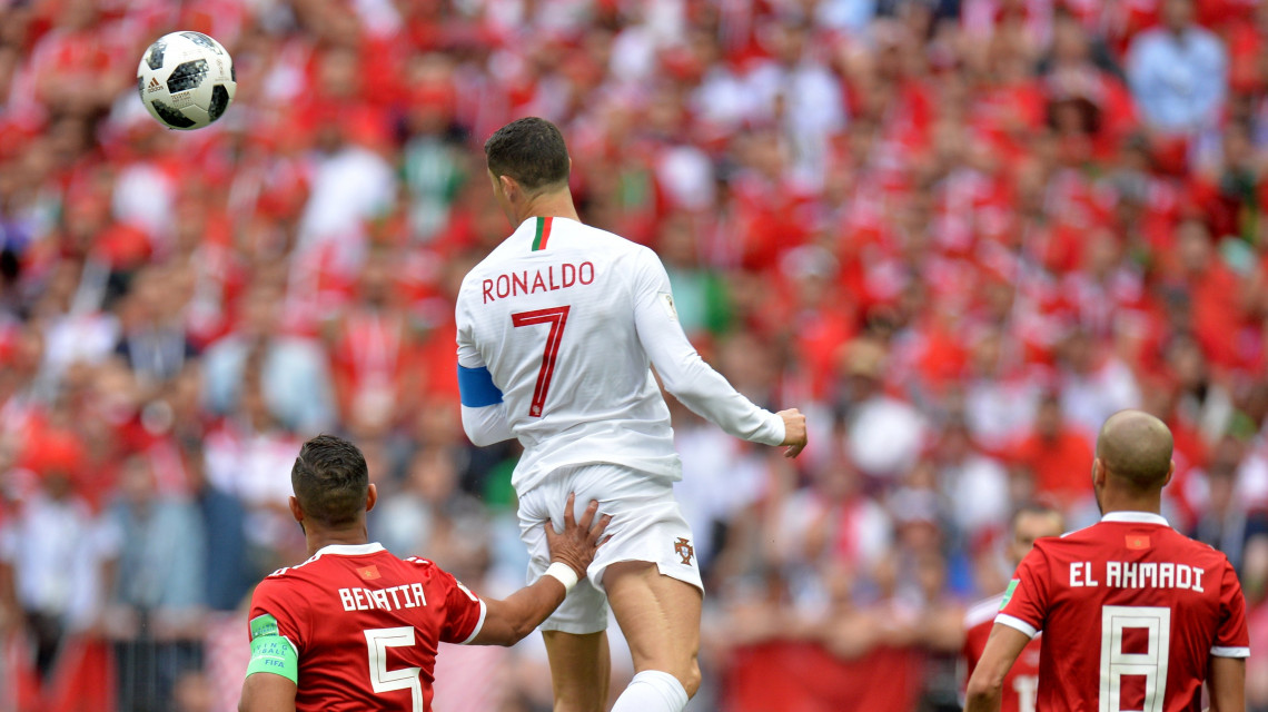 Moszkva, 2018. június 20.A portugál Cristiano Ronaldo (k) és a marokkói Mehdi Benatia (b) az oroszországi labdarúgó-világbajnokság B csoportjának második fordulójában játszott Portugália - Marokkó mérkőzésen a moszkvai Luzsnyiki Stadionban 2018. június 20-án. (MTI/EPA/Peter Powell)