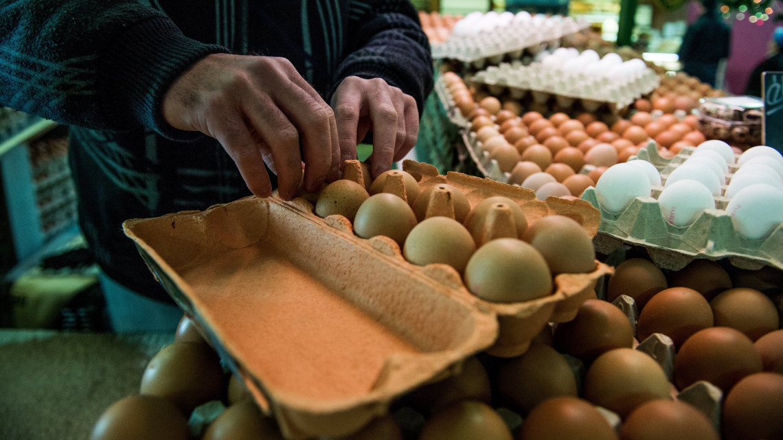 Tojások egy árus standján Budapesten, a Fehérvári úti vásárcsarnokban 2017. január 2-án. A baromfihús és az étkezési tojás általános forgalmi adója (áfa) 27 százalékról, a friss tejé 18 százalékról 5 százalékra csökkent január 1-jén.