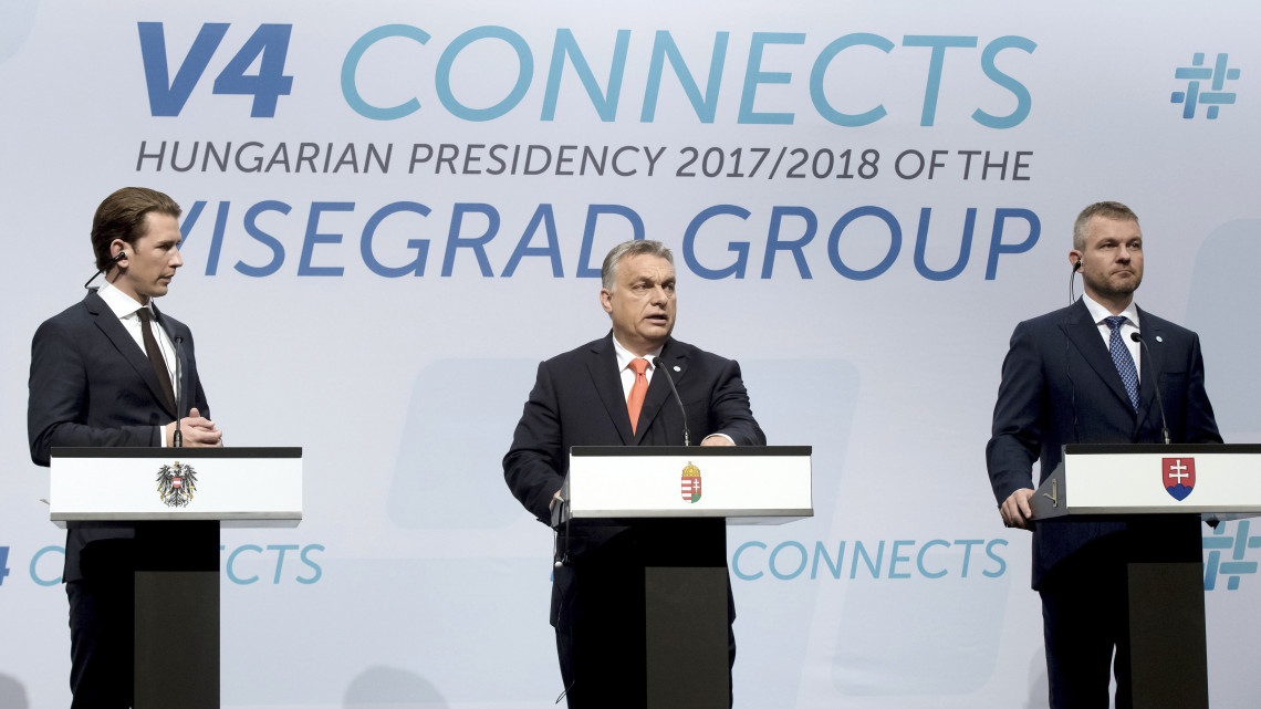 Orbán Viktor magyar (k) és Peter Pellegrini szlovák (j) miniszterelnök, valamint Sebastian Kurz osztrák kancellár (b) a V4+Ausztria csúcstalálkozó után tartott sajtótájékoztatón a Várkert Bazárban 2018. június 21-én.