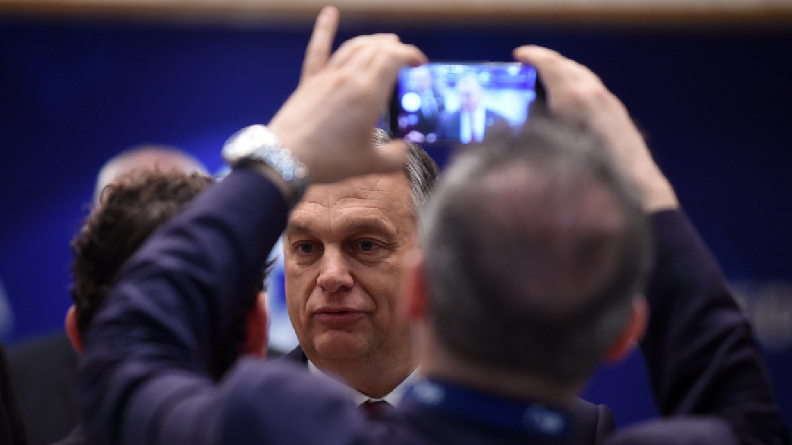 Szófia, 2018. május 16.Orbán Viktor miniszterelnök (k) az Európai Néppárt, az EPP ülésére érkezik Szófiában 2018. május 16-án, az EU és a nyugat-balkáni országok csúcstalálkozója előtti napon. (MTI/EPA/Boriszlav Trosev)