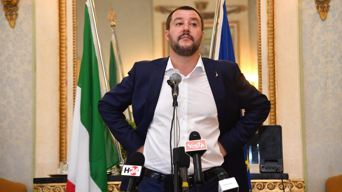 Genova, 2018. június 15.Matteo Salvini olasz belügyminiszter sajtóértekezlete Genovában 2018. június 15-én. Salvini az olasz és a francia kormány között az illegális bevándorlók ügyében kialakult vitáról beszélt. (MTI/EPA/Luca Zennaro)