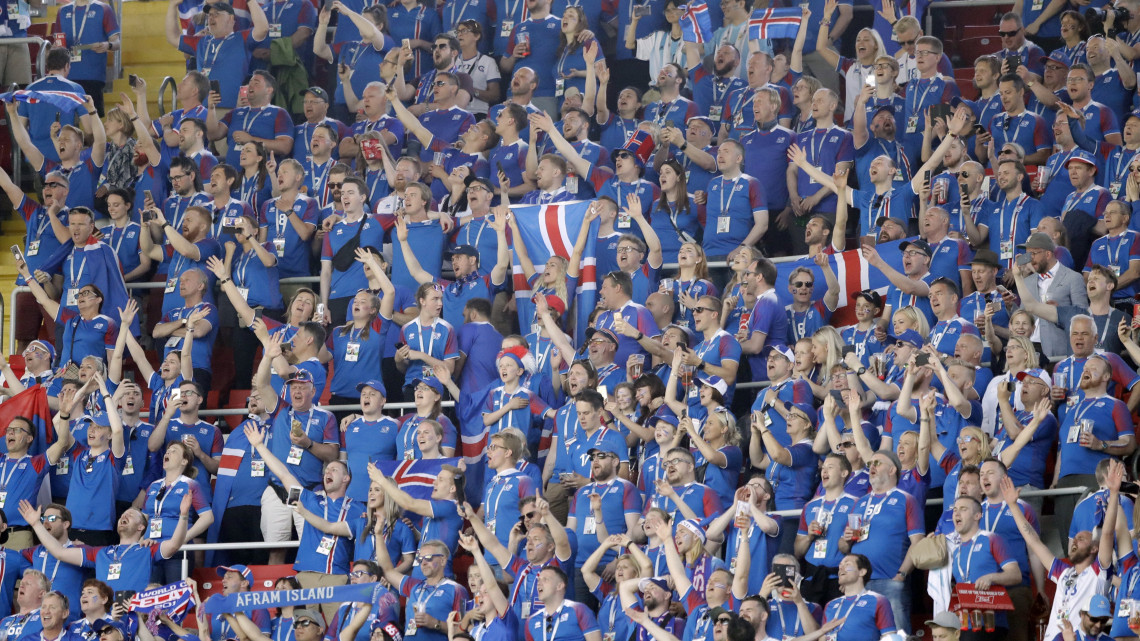 Moszkva, 2018. június 16.Izlandi szurkolók, mielőtt megkezdődik az oroszországi labdarúgó-világbajnokság D csoportja első fordulójának Argentína - Izland mérkőzése a moszkvai Szpartak Stadionban 2018. június 16-án. (MTI/AP/Matthias Schrader)