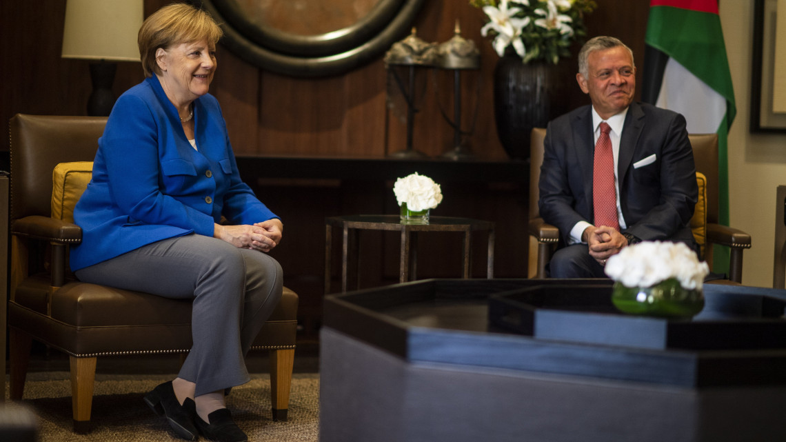 Ammán, 2018. június 21.II. Abdalláh jordániai király (j) és Angela Merkel német kancellár tárgyal Ammánban 2018. június 21-én. Merkel egynapos látogatást tesz Jordániában. (MTI/EPA/Christian Bruna)