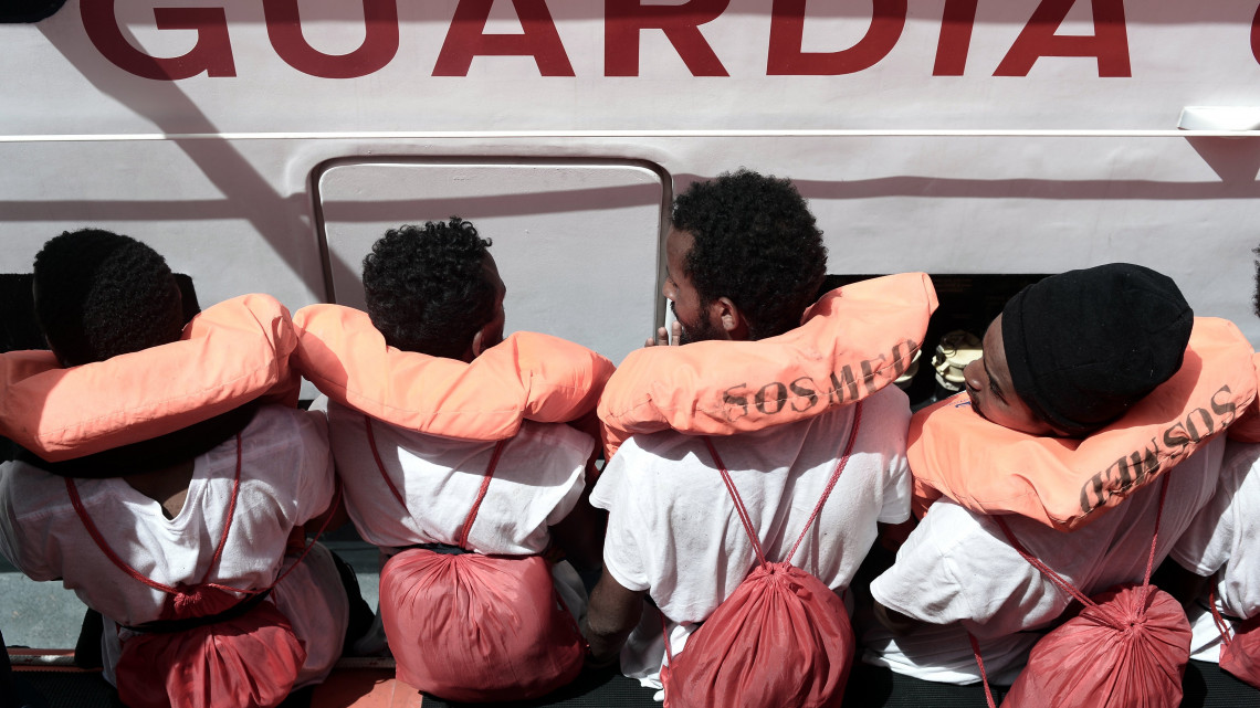 Földközi-tenger, 2018. június 12.Az SOS Méditerranée civil szervezet felvétele migránsokról a szervezet Aquarius nevű mentőhajóján, a Földközi-tengeren 2018. június 12-én. Az Aquariuson tartózkodó 629 bevándorlót olasz hajók segítségével a dél-spanyolországi Valenciába szállítják, ahol az előző napon engedélyezte a kikötést a spanyol kormány, miután Málta és Olaszország is megtagadta, hogy partra szálljanak a területükön. A mentőhajó három nappal korábban vette fedélzetére az embereket a líbiai partok közelében. (MTI/EPA/SOS Méditerranée/Kenny Karpov)