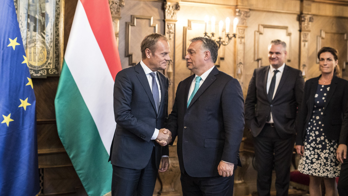 A Miniszterelnöki Sajtóiroda által közreadott képen Orbán Viktor miniszterelnök (b2) fogadja Donald Tuskot, az Európai Tanács elnökét (b) az Országházban 2018. június 22-én.
