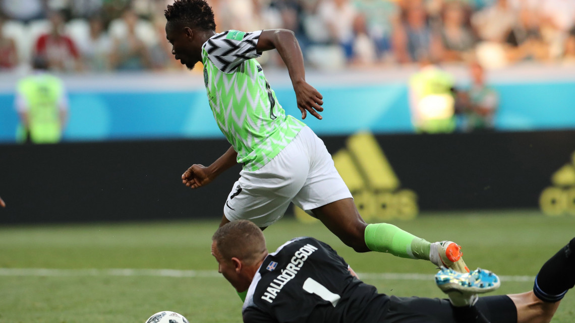 Volgográd, 2018. június 22.A nigériai Ahmed Musa, mielőtt berúgja második gólját a Nigéria  Izland mérkőzésen, az oroszországi labdarúgó-világbajnokság D csoportjának második fordulójában Volgográdban 2018. június 22-én. (MTI/EPA/Zurab Kurcikidze)