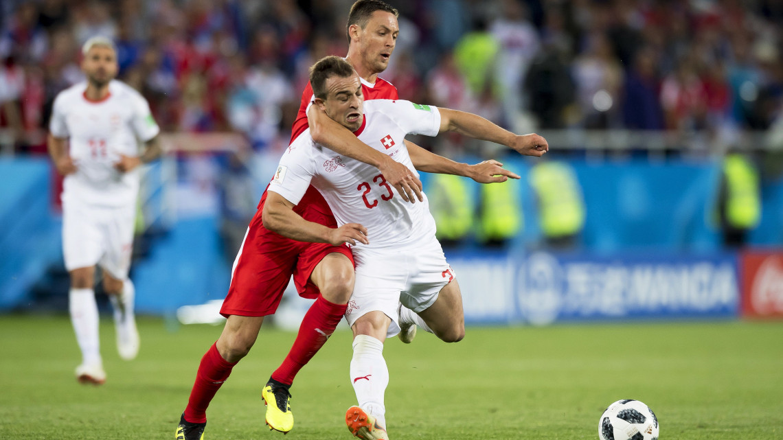 Kalinyingrád, 2018. június 22.A szerb Nemanja Matic (hátul) és a svájci Xherdan Shaqiri a Szerbia  Svájc mérkőzésen, az oroszországi labdarúgó-világbajnokság E csoportjának második fordulójában a Kalinyingrád Stadionban 2018. június 22-én. A  találkozót a svájci válogaott nyerte 2-1-re. (MTI/EPA/Laurent Gillieron)