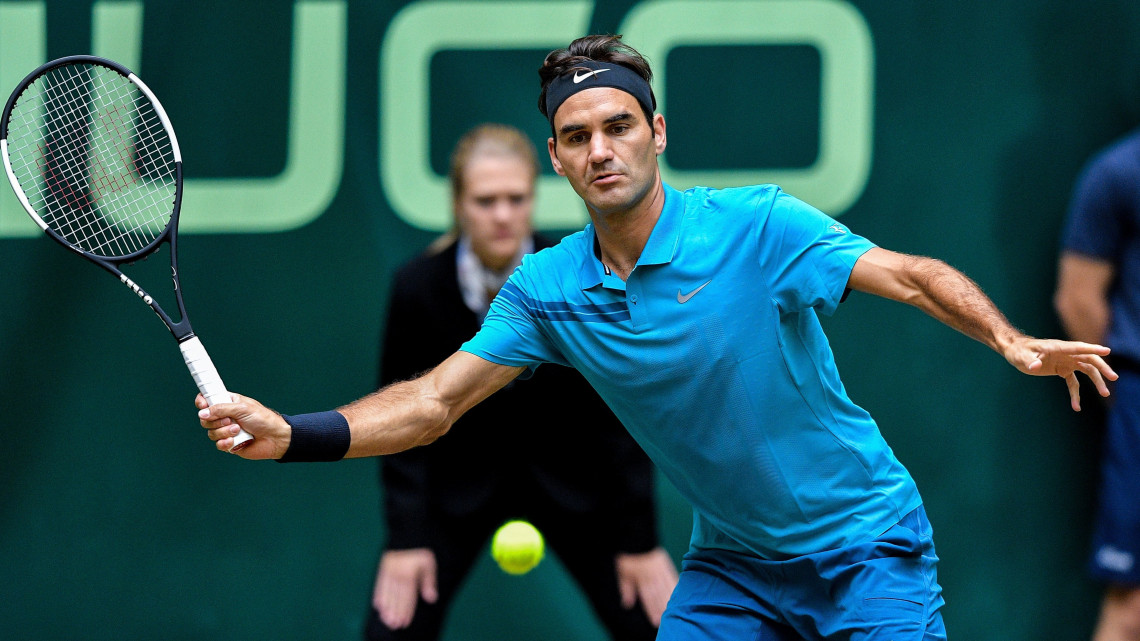 Halle, 2018. június 23.A svájci Roger Federer az amerikai Denis Kudla ellen játszik a 2,1 millió euró (683 millió forint) összdíjazású hallei füves pályás férfi tenisztorna elődöntőjében 2018. június 23-án. A világelső svájci játékos a 7-6, 7-5 arányú győzelmével döntőbe jutott. (MTI/EPA/Sascha Steinbach)