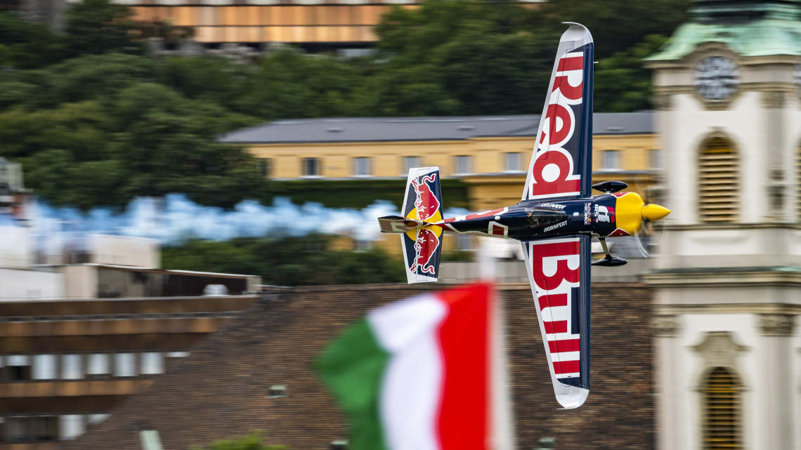 A cseh Martin Sonka repül Edge 540 V3 típusú repülőgépével a Duna felett a Red Bull Air Race Master Class kategóriájának harmadik szabadedzésén Budapesten 2018. június 23-án.