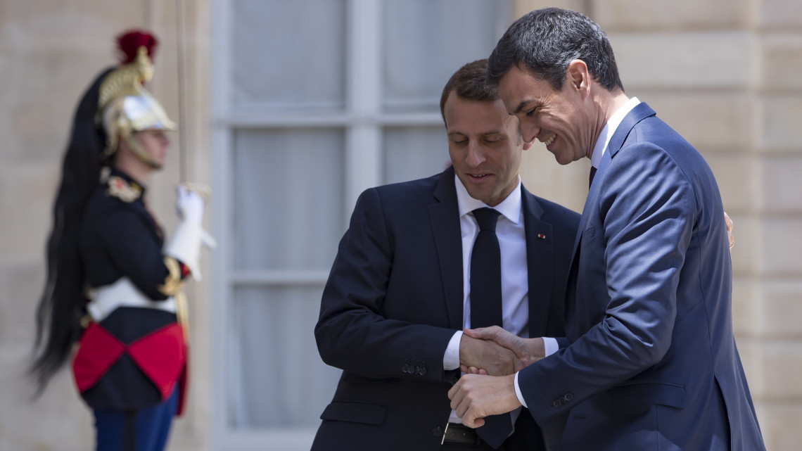 Párizs, 2018. június 23.Pedro Sánchez spanyol miniszterelnököt (j) fogadja Emmanuel Macron francia elnök a párizsi államfői rezidencia, az Elysée-palota előtt 2018. június 23-án. (MTI/EPA/Ian Langsdon)