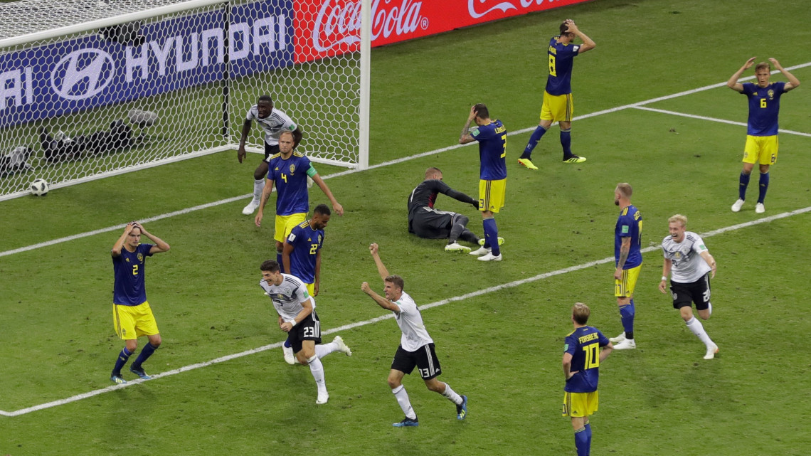 Szocsi, 2018. június 23.A svéd és a német válogatott tagjai a német Toni Kroos gólja után az oroszországi labdarúgó-világbajnokság F csoportjának második fordulójában játszott Németország - Svédország mérkőzés végén a szocsi Fist Stadionban 2018. június 23-án. Németország 2-1-re győzött. (MTI/AP/Szergej Gric)