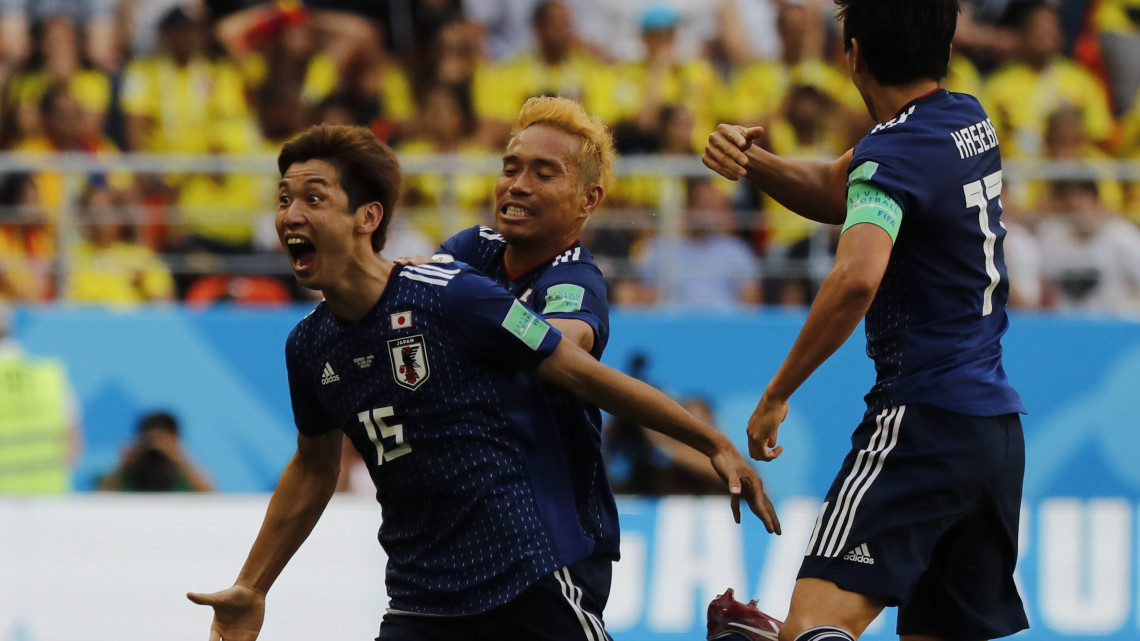 Szaranszk, 2018. június 19.A japán Oszako Juja (b) ünnepel csapattársaival, miután gólt szerzett az oroszországi labdarúgó-világbajnokság H csoportjának első fordulójában játszott Kolumbia - Japán mérkőzésen a szaranszki Mordovia Arénában 2018. június 19-én. (MTI/AP/Eugene Hoshiko)