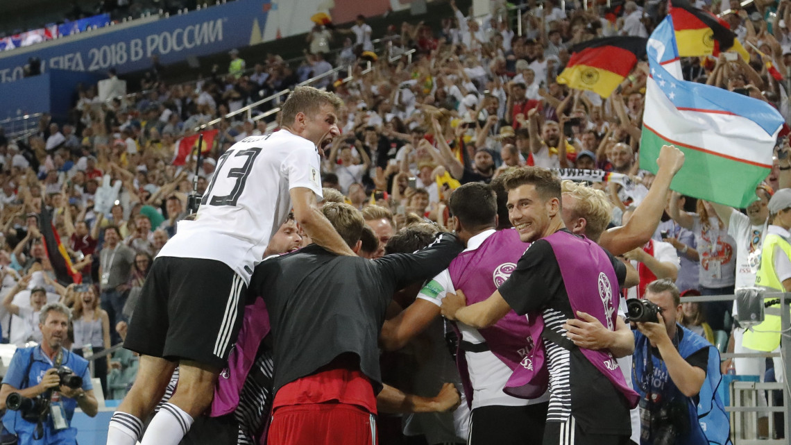 Szocsi, 2018. június 23.A német válogatott tagjai ünnepelnek, miután 2-1-re győztek az oroszországi labdarúgó-világbajnokság F csoportjának második fordulójában játszott Németország - Svédország mérkőzésen  a szocsi Fist Stadionban 2018. június 23-án. (MTI/AP/Frank Augstein)