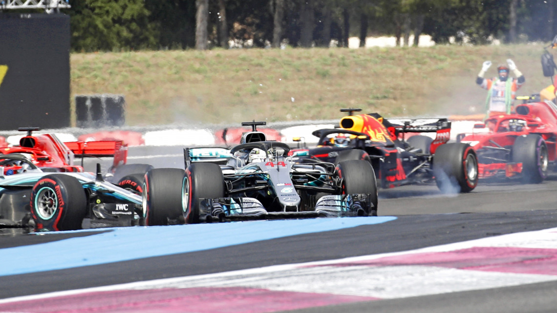 Le Castellet, 2018. június 24.Lewis Hamilton, a Mercedes brit versenyzője (k) vezeti a mezőnyt a Forma-1-es autós gyorsasági világbajnokság Francia Nagydíjának rajtja után a Paul Ricard versenypályán, a dél-franciaországi Le Castellet-ben 2018. június 24-én. (MTI/EPA/Yoan Valat)
