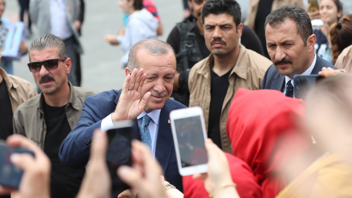 Isztambul, 2018. június 24.Recep Tayyip Erdogan török államfő, a kormányzó Igazság és Fejlődés Pártjának (AKP) vezetője távozik a szavazóhelyiségből a törökországi előrehozott elnök- és parlamenti választásokon Isztambulban 2018. június 24-én. (MTI/EPA/Erdem Sahin)