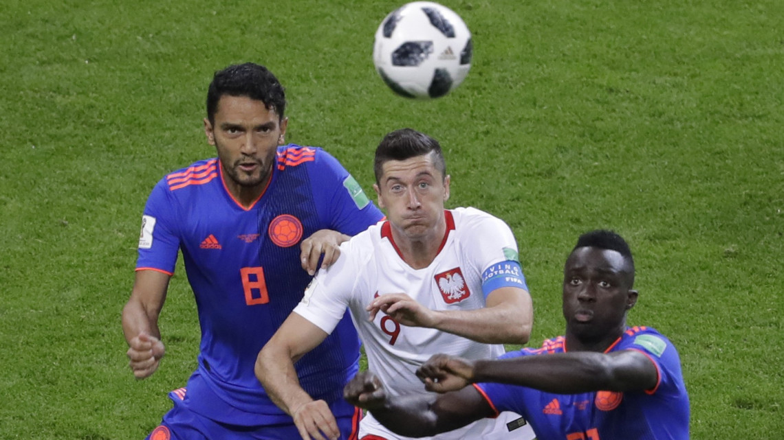 Kazany, 2018. június 24.A kolumbiai Abel Aguilar (b) és Davinson Sanchez (j), valamint a lengyel Robert Lewandowski az oroszországi labdarúgó-világbajnokság H csoportjának második fordulójában játszott Lengyelország-Kolumbia mérkőzésen a Kazany Arénában 2018. június 24-én. (MTI/AP/Szergej Gric)
