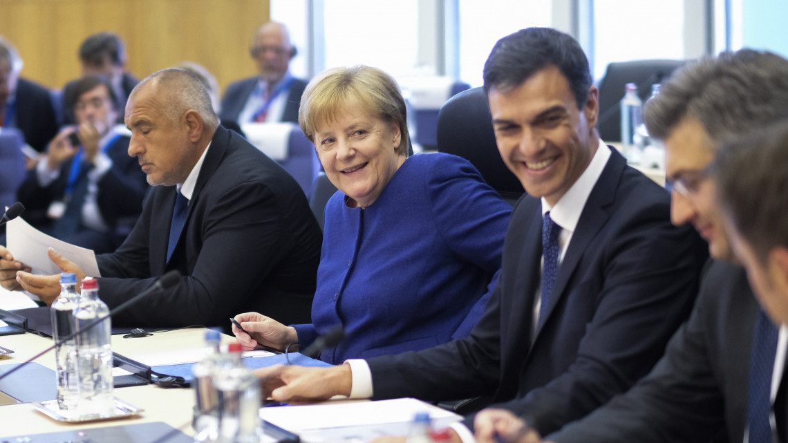 Brüsszel, 2018. június 24.Bojko Boriszov bolgár miniszterelnök, Angela Merkel német kancellár, Pedró Sanchez spanyol és Andrej Plenkovic horvát miniszterelnök (b-j) az informális uniós migrációs és menekültügyi munkaértekezleten Brüsszelben 2018. június 24-én. (MTI/EPA/Olivier Hoslet)
