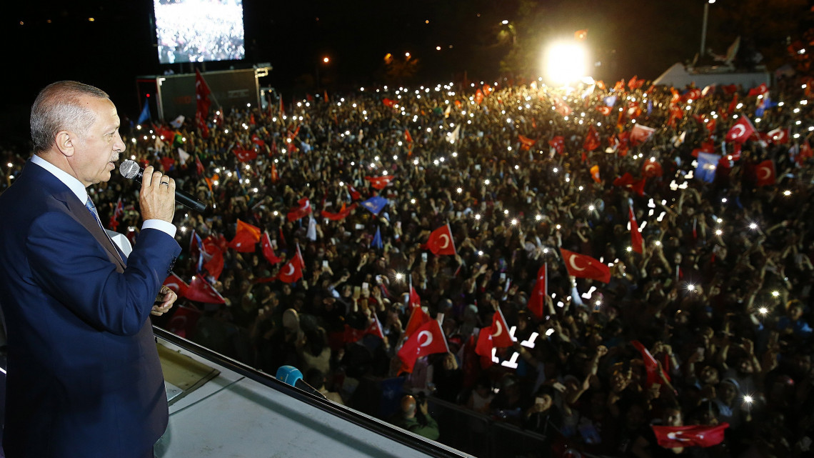 Isztambul, 2018. június 25.A török elnöki hivatal sajtóirodája által közreadott képen Recep Tayyip Erdogan török államfő, a kormányzó Igazság és Fejlődés Pártja (AKP) elnöke köszönőbeszédet mond támogatóinak az isztambuli elnöki hivatalnál 2018. június 24-én, a törökországi előrehozott elnök- és parlamenti választások estéjén. A hivatalban lévő államfő a voksok 52,4 százalékát megszerezve győzött az elnökválasztáson, pártja is az első helyen végzett. (MTI/EPA/Török elnöki hivatal sajtóirodája)