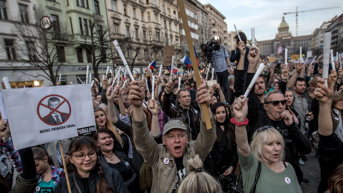 Áprilisban még Andrej Babis ügyvezető cseh miniszterelnök és kormánya lemondását követelték a tüntetők Prága központjában. Babist azzal gyanúsítja a rendőrség, hogy a korábbi években jogtalanul jutott európai uniós forrásokhoz, ezért büntetőeljárást indítottak ellene. Prágában és más cseh nagyvárosokban ezrek követelték Babis és kormánya távozását. (MTI/EPA/Martin Divisek)