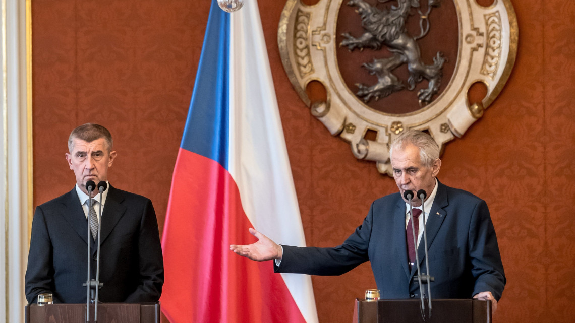 Prága, 2018. június 6.Andrej Babis cseh miniszterelnök, a tavaly októberi választáson győztes ANO mozgalom elnöke (b) és Milos Zeman államfő sajtótájékoztatót tart a prágai várban 2018. június 6-án, miután Babis másodszor is kormányalakítási megbízatást kapott. Babis első, kisebbségi kormánya januárban megbukott, mert nem kapta meg a parlament bizalmát. A miniszterelnök és kormánya azóta ügyvezetőként irányította az ország ügyeit. (MTI/EPA/Martin Divisek)