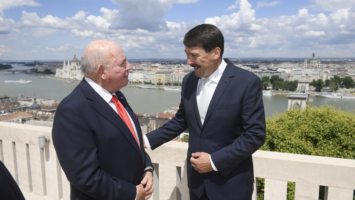 Áder János köztársasági elnök (j) és David B. Cornstein, az Amerikai Egyesült Államok új budapesti nagykövete beszélget a diplomata megbízólevelének átadása után a Sándor-palota teraszán 2018. június 25-én.