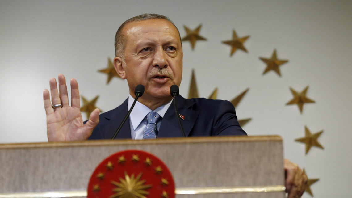 Isztambul, 2018. június 24.Recep Tayyip Erdogan török államfő, a kormányzó Igazság és Fejlődés Pártja (AKP) elnöke televíziós beszéde közben az isztambuli elnöki hivatalban 2018. június 24-én, a törökországi előrehozott elnök- és parlamenti választások napján. A nem hivatalos eredmények alapján Erdogan bejelentette győzelmét. (MTI/AP/Lefterisz Pitarakisz)