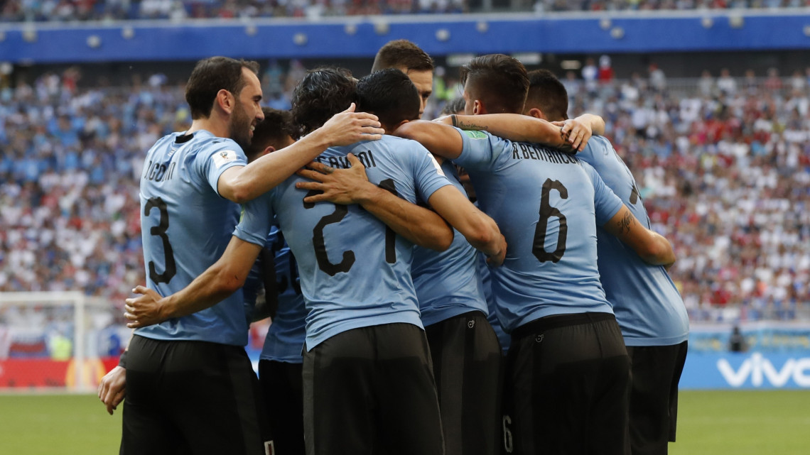 Szamara, 2018. június 25.Az uruguayi válogatott tagjai ünnepelnek, miután gólt szereztek az oroszországi labdarúgó-világbajnokság A csoportjának harmadik fordulójában játszott Uruguay-Oroszország mérkőzésen a Szamara Arénában 2018. június 25-én. (MTI/AP/Rebecca Blackwell)