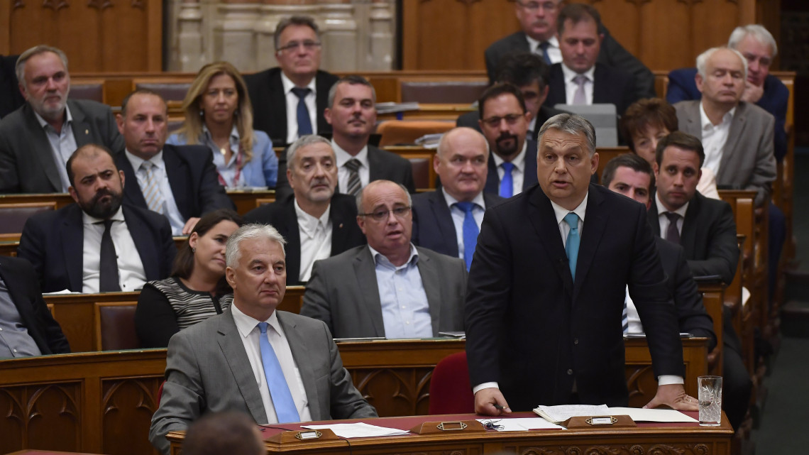 Orbán Viktor miniszterelnök (j) azonnali kérdésre válaszol az Országgyűlés plenáris ülésén 2018. június 25-én. Balról Semjén Zsolt nemzetpolitikáért felelős miniszterelnök-helyettes.