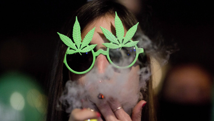 Vitára bocsátják Angliában a marihuána legalizálását