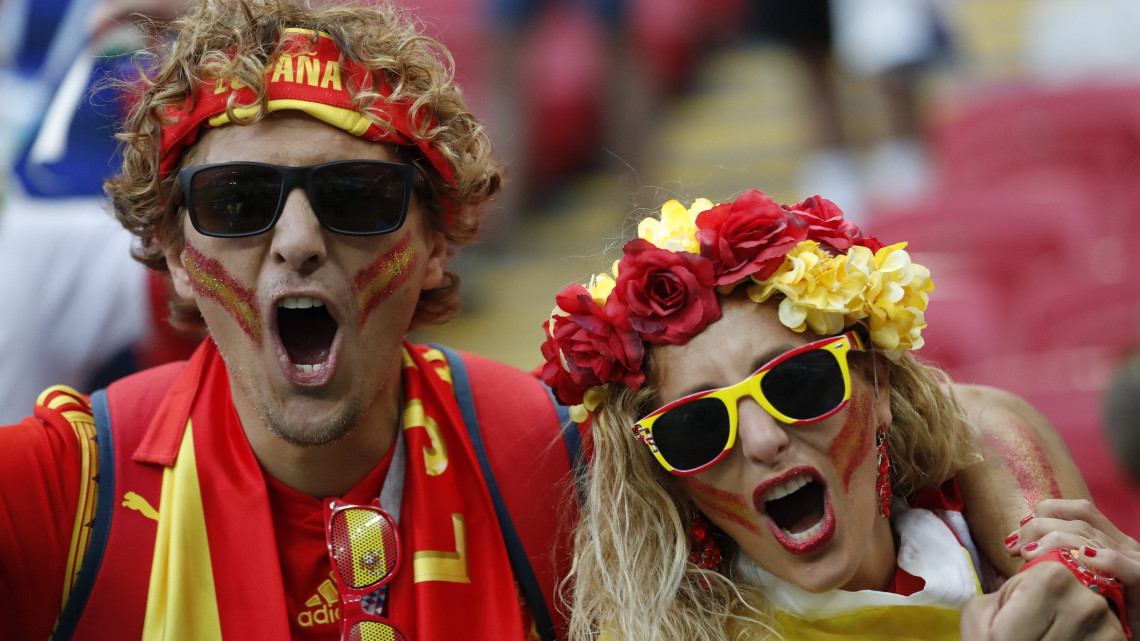 Kazany, 2018. június 20.Spanyol szurkolók várják az Irán  Spanyolország mérkőzés kezdetét az oroszországi labdarúgó-világbajnokság B csoportjának második fordulójában a Kazany Arénában 2018. június 20-án. (MTI/AP/Frank Augstein)