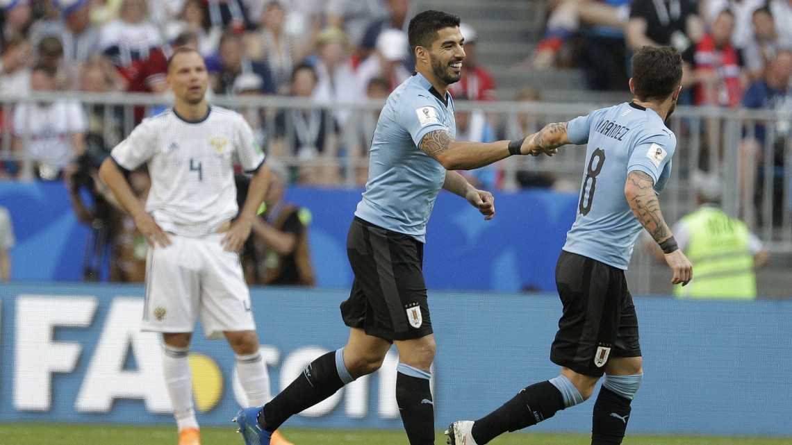 Szamara, 2018. június 25.Az uruguayi Luis Suárez (k) ünnepel csapattársával, Nahitan Nandezzel, miután gólt szerzett az oroszországi labdarúgó-világbajnokság A csoportjának harmadik fordulójában játszott Uruguay-Oroszország mérkőzésen a Szamara Arénában 2018. június 25-én. (MTI/AP/Gregorio Borgia)