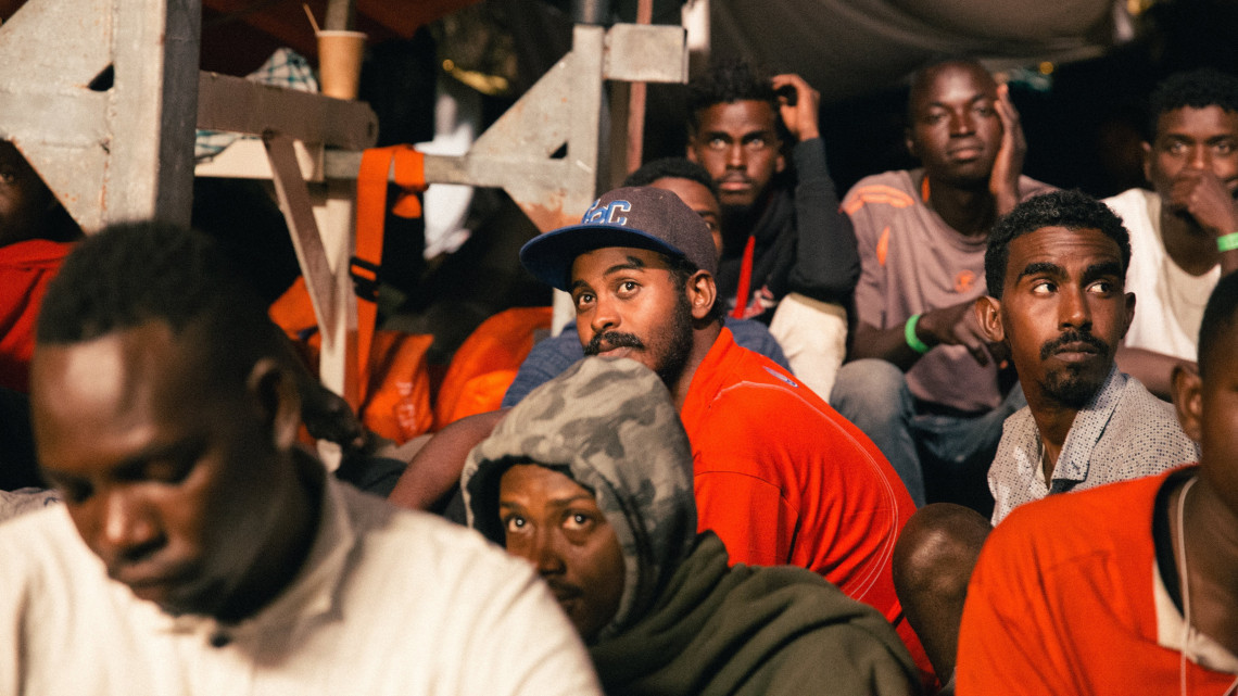 Földközi-tenger, 2018. június 25.A Mission Lifeline nevű német nem kormányzati szervezet (NGO) által közreadott kép illegális bevándorlókról a Lifeline mentőhajó fedélzetén 2018. június 25-én. A Földközi-tengeren több mint 220 migránssal a fedélzetén veszteglő hajót az olasz és a máltai hatóságok nem engedték kikötni partjaiknál. (MTI/EPA/Felix Weiss)