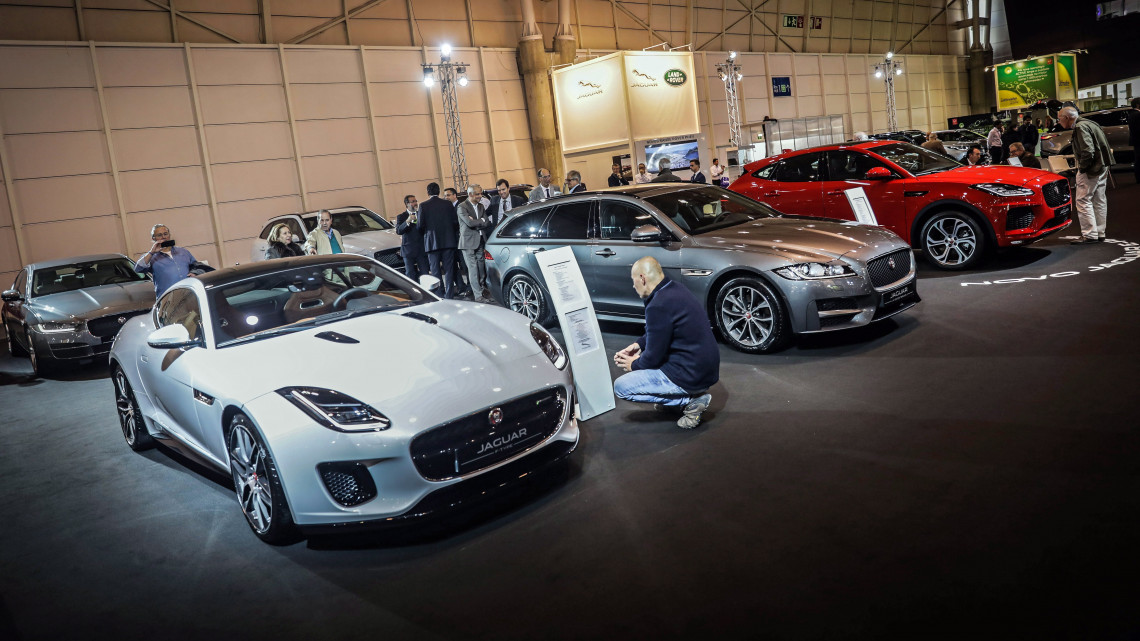 Lisszabon, 2017. november 21.Látogatók a Jaguar standján a Lisszaboni Nemzetközi Autószalonon 2017. november 21-én. (MTI/EPA/Mario Cruz)