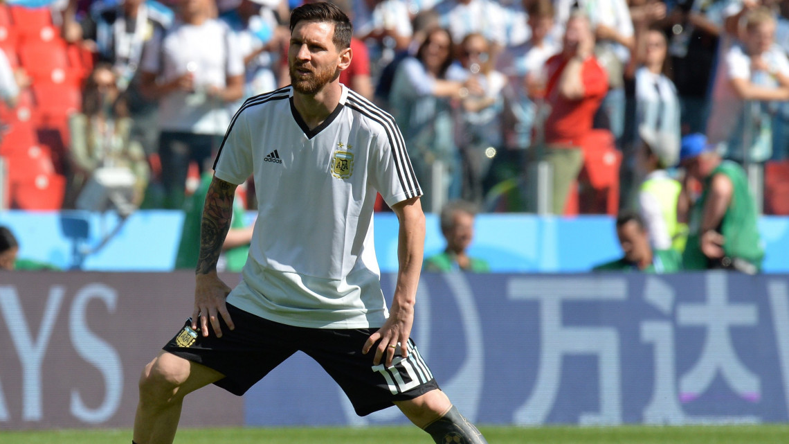 Moszkva, 2018. június 16.Az argentin Lionel Messi melegít, mielőtt megkezdődik az oroszországi labdarúgó-világbajnokság D csoportja első fordulójának Argentína - Izland mérkőzése a moszkvai Szpartak Stadionban 2018. június 16-án. (MTI/EPA/Peter Powell)