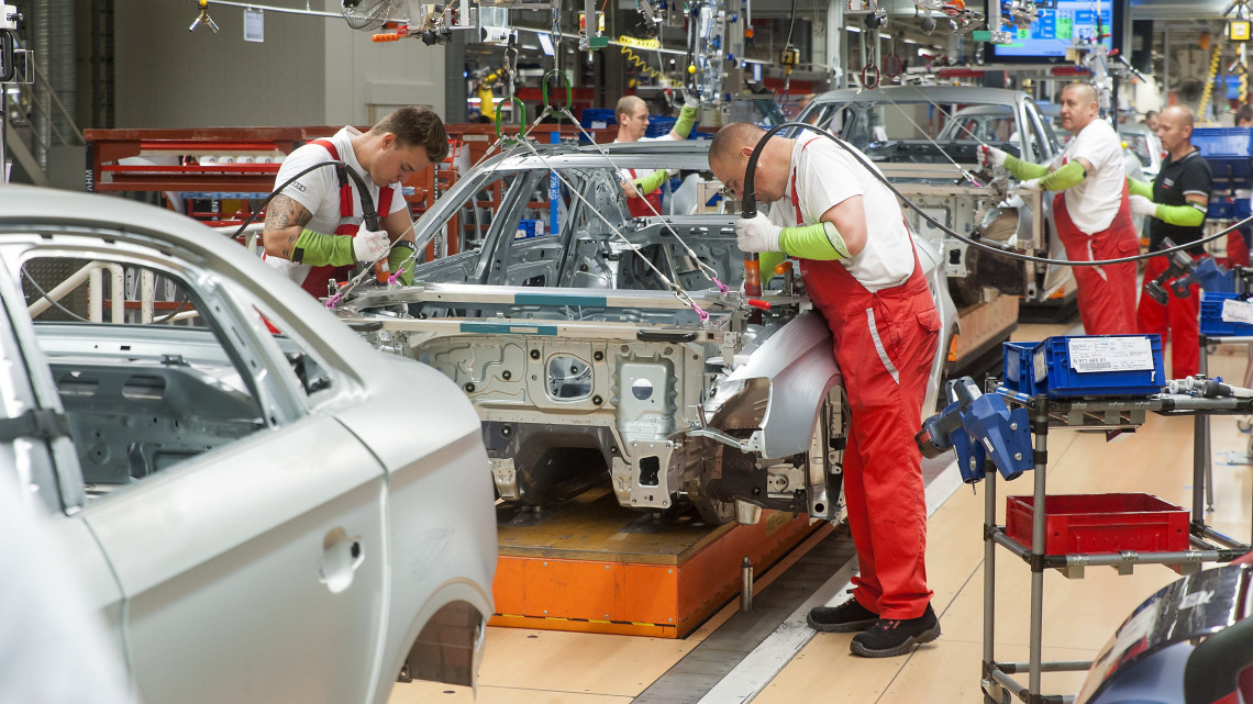Szakemberek dolgoznak az Audi Hungária Zrt. győri karosszériaüzemében 2017. május 23-án.