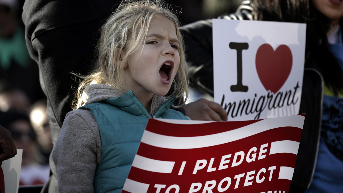 New York, 2017. január 30.Egy kislány kiabál a Donald Trump amerikai elnöknek a bevándorlást átmenetileg korlátozó rendelete elleni tüntetésen New Yorkban 2017. január 29-én. (MTI/EPA/Peter Foley)